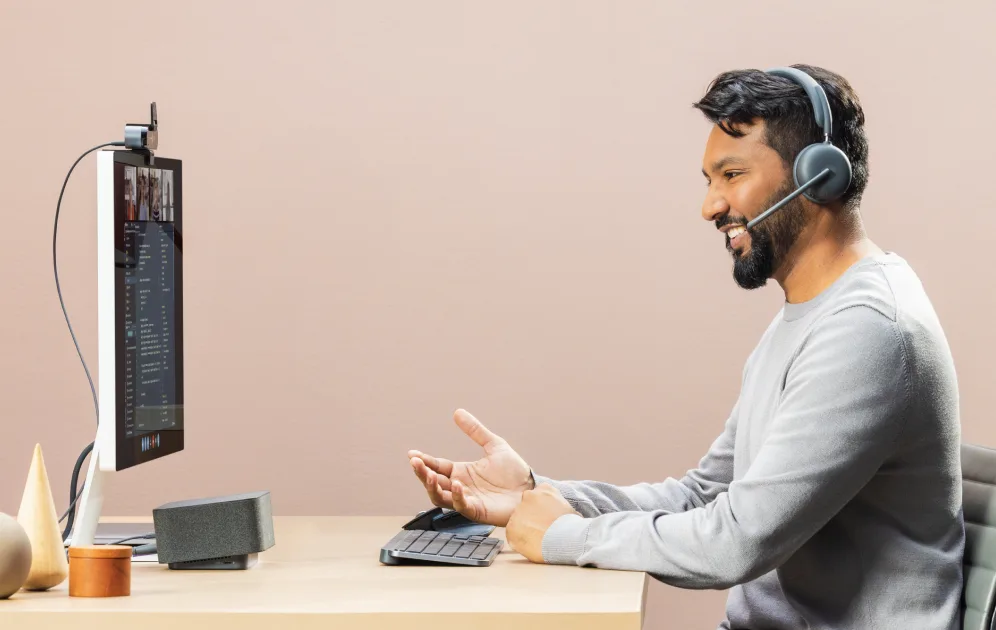 Profissional em videochamada usando headset Logitech Zone